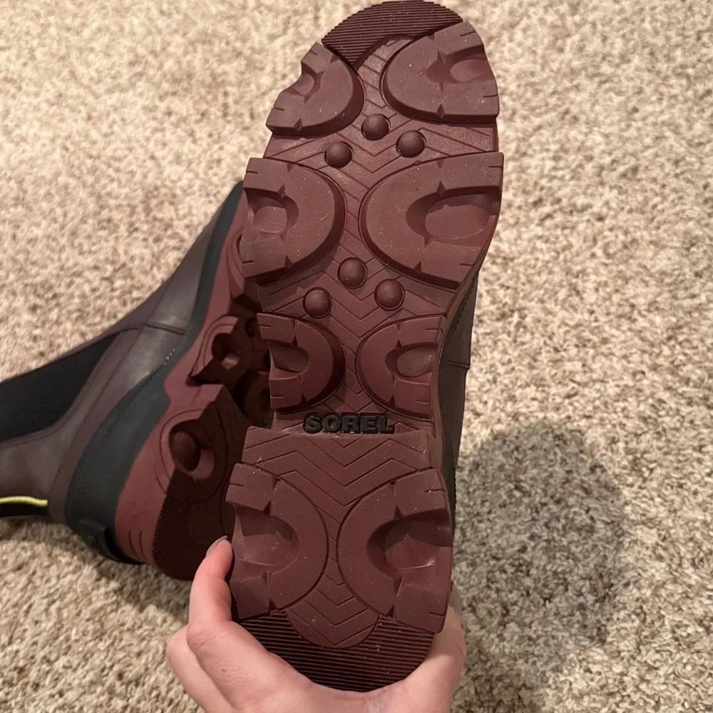 SOREL maroon waterproof boots - Picture 8 of 9